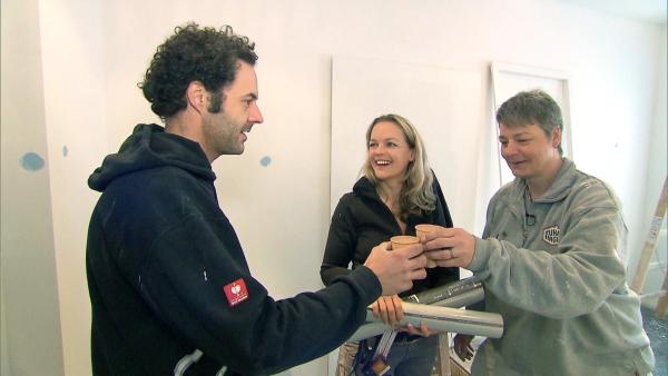 Bild 1 von 7: Endlich gibt es wieder Kaffee für Ingo (li.), Eva (Mitte) und Betti (re.)