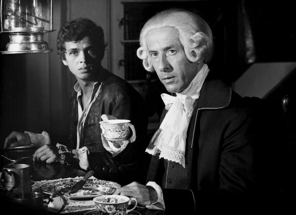 Bild 1 von 4: Die Gespräche in der Kajüte der Hispaniola auf der Fahrt zur Schatzinsel sind von Sorgen beschattet. Dr. Livesey (Georges Riquier, r.) und Jim Hawkins (Michael Ande, l.) hören betroffen die Warnungen des Kapitän Smiollet, eines erfahrenen Seemannes.