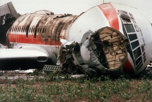 Bild 1 von 7: Im Sommer 1989 verunglückt ein Passagierflugzeug der DDR-Airline Interflug in Berlin Schönefeld. Das Flugzeug kann nicht starten, weil das Höhenruder klemmt. War es eine vermeidbare Katastrophe?