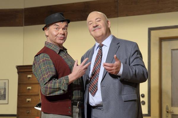 Bild 1 von 1: Karlheinz Hartmann (Bürgermeister, re.) und Albin Braig (Hausmeister Hannes).