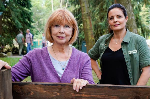 Bild 1 von 3: Charlotte Baumgart (Ursela Monn, links) entdeckt während ihrer Pferdestudien Auffälligkeiten bei einem Tier und informiert ihre Tochter, die Tierärztin Dr. Susanne Mertens (Elisabeth Lanz, rechts).