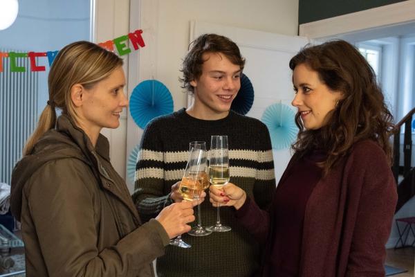 Bild 1 von 6: Nachdem Jasmin Waldschmidt (Alexandra Finder) aus dem Gefängnis entlassen wird, feiert sie gemeinsam mit ihrem Sohn Luca Waldschmidt (Andreas Warmbrunn) und ihrer Schwester Carina Förster (Anja Knauer).