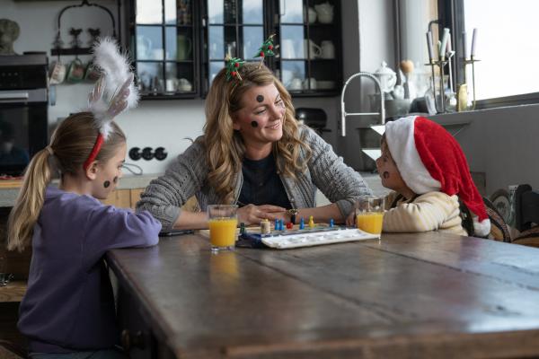 Bild 1 von 9: Bei der Betreuung von Nicks Kindern Sam (Silas Reisinger, r.) und Lissi (Cosima Reisinger, l.) fühlt sich Katharina (Luise Bähr, M.) seit langer Zeit wieder richtig glücklich.