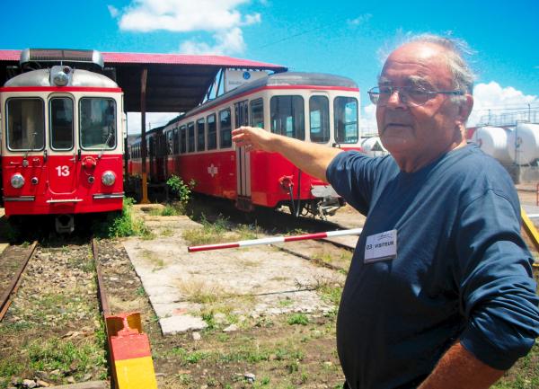 Bild 1 von 10: Auf der Suche nach Frida - Prof. Heinrich Brändli und die ausrangierte Forchbahn Frida am Bahnhof von Antanarivo