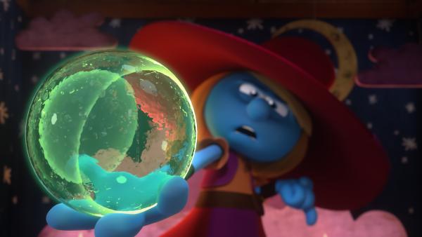 Bild 1 von 5: Schlumpfine verkleidet sich als Wahrsagerin Kassandra.