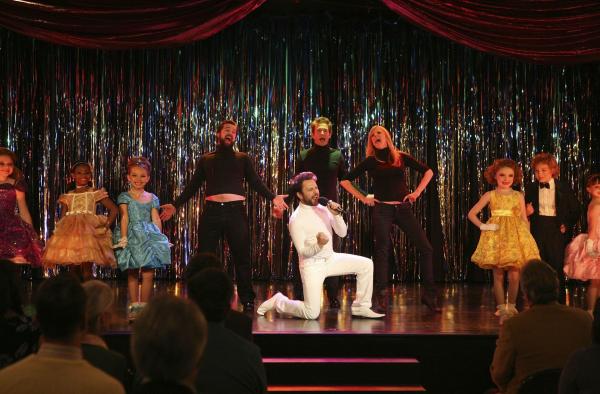 Bild 1 von 8: (v.l.n.r.) Mac (Rob McElhenney); Dennis Reynolds (Glenn Howerton); Dee Reynolds (Kaitlin Olson); Charlie Kelly (Charlie Day, vorne)