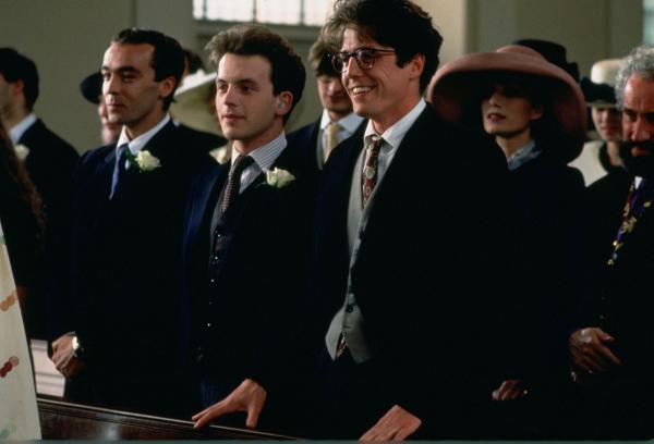 Bild 1 von 15: Die dritte Hochzeit: Als Carrie heiratet, sind auch Charles (Hugh Grant, r.), David (David Bower, M.) und Matthew (John Hannah, l.) eingeladen ...