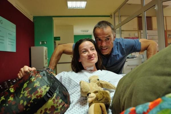 Bild 1 von 16: Ziehen in ein Mutter-Kind-Zimmer ein und schauen den Ärzten ordentlich auf die Finger: Harald (Hannes Jaenicke, r.) und seine Tochter Marla (Nina Gummich, l.) ...