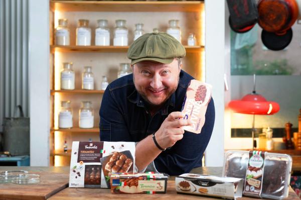 Bild 1 von 4: Original italienisches Tiramisu aus dem Kühlregal? Sebastian Lege geht den schönen Werbeversprechen auf die Spur und zeigt, wie wenig das Industrie-Dessert mit seinem Vorbild zu tun hat.