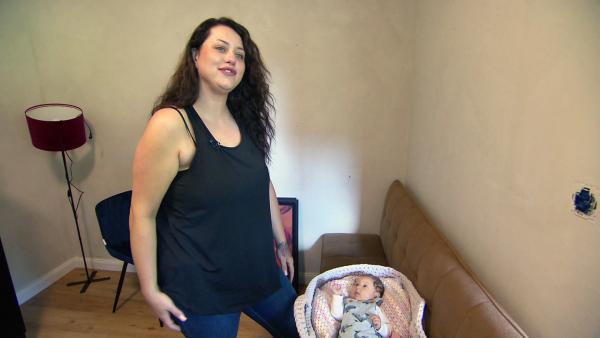 Bild 1 von 4: In Wilhelmshaven steht Morlin (32) als alleinerziehende Mutter vor neuen Aufgaben. Während Tochter Oliva mit neun Wochen munter wächst und gedeiht, bereitet Morlins ältere Tochter Zoe (14) ihr Kopfzerbrechen.