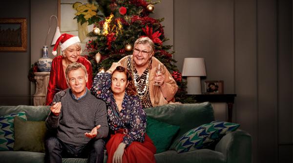 Bild 1 von 1: Keyvisual - Weihnachten mal anders: Vincent Barand (Franck Dubosc, li.) überredet seine Frau Béatrice (Emmanuelle Devos, re.) zu einem Akt christlicher Nächstenliebe und lädt die beiden Die beiden Freundinnen Monique (Danièle Lebrun, hinten li.) und Jeanne (Danielle Fichaud, hinten re.) ein.