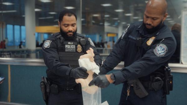 Bild 1 von 3: Zwei merkwürdige Puppen im Gepäck eines Passagiers aus Brasilien machen die Zollbeamten am Flughafen Newark misstrauisch. Zu Recht, denn in ihrem Inneren befinden sich Beutel mit einem kristallinen weißen Pulver.