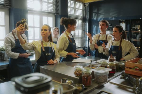 Bild 1 von 29: (v.l.n.r.) Chris Mircovic (Brian Rosenkranz); Destiny Pellucci (Vita Tepel); Juliette Moradi (Tiesan-Yesim Atas); Rafael Müller (Louis Jér´me Wagenbrenner); Irini Dimitriou (Lara Kimpel)