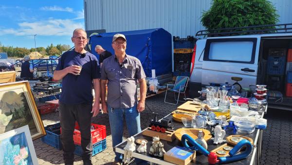 Bild 1 von 8: Norbert Voetz (r.) und Anton Scheida (l.) an ihrem Stand auf dem Kempener Trödelmarkt.