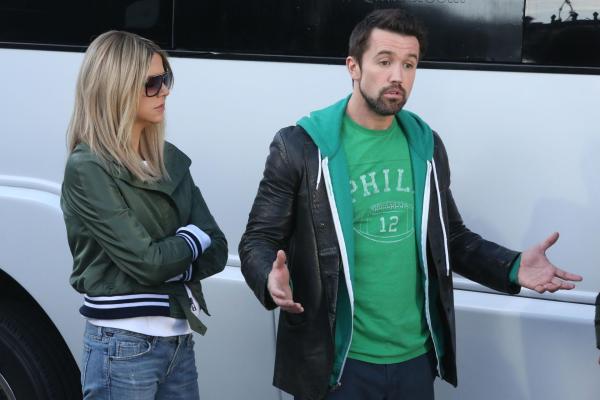 Bild 1 von 8: Dee Reynolds (Kaitlin Olson, l.); Mac (Rob McElhenney, r.)