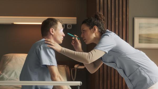 Bild 1 von 12: Schwester Carla (Haley Louise Jones, r.) untersucht Pfleger Vincent (Vincent Krüger, l.).