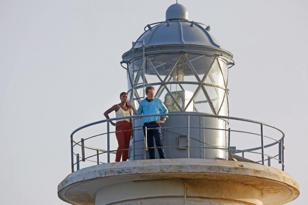 Bild 1 von 3: DS Madeleine Dumas (Aude Legastelois) und DI Jack Mooney (Ardal O'Hanlon) erfahren von einem tödlichen Sturz, der sich auf dem Leuchtturm ereignete.