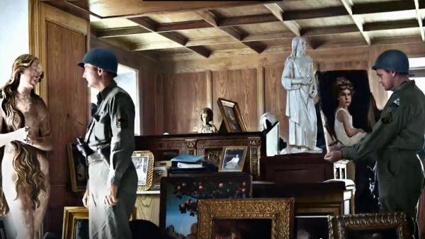 Bild 1 von 2: US-Soldaten auf der Suche nach Hitlers geraubten Schätzen.