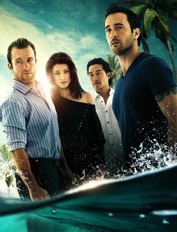 Bild 1 von 25: (7. Staffel) - Kämpfen gegen das organisierte Verbrechen auf Hawaii: Steve (Alex O'Loughlin, r.), Danny (Scott Caan, l.), Chin (Daniel Dae Kim, 2.v.r.) und Kono (Grace Park, 2.v.l.)