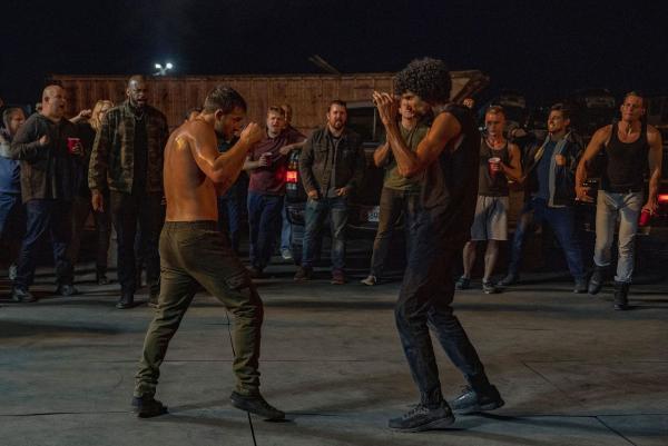 Bild 1 von 9: Eddie Diaz (Ryan Guzman, l.); Eddies Gegner (Jared Ejigu, r.)