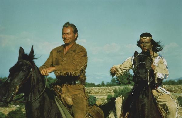 Bild 1 von 6: Wieder einmal müssen Winnetou (Pierre Brice, r.) und sein Blutsbruder Old Shatterhand (Lex Barker, l.) ran: In einigen Gebieten kommt es zu Kämpfen zwischen Indianern und Weißen ...
