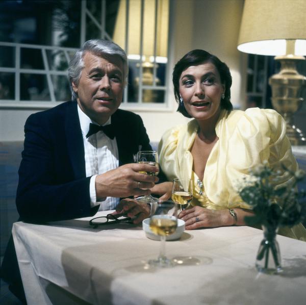 Bild 1 von 1: Angi (Thekla Carola Wied) und Werner (Peter Weck) beobachten als besorgtes Ehepaar auf einem Ball, wie Tanja sich auf dem Parkett bewegt.