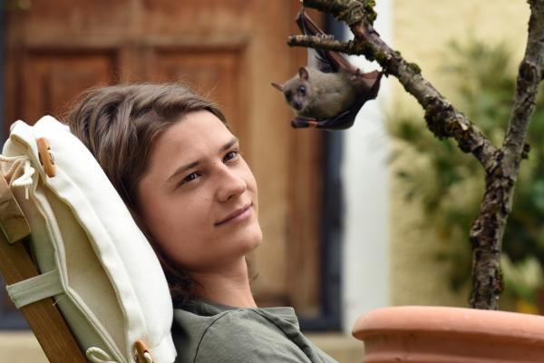 Bild 1 von 15: Adrian Steinmann (Kristo Ferkic) kümmert sich um eine kleine Fledermaus, die fälschlicherweise bei seinem Vater in Pflege gegeben worden ist.