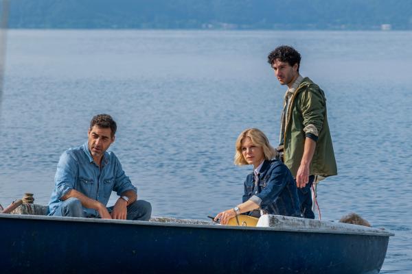 Bild 1 von 8: Sylvia (Emilia Fox) und Giovanni (Giovanni Cirfiera, l.) lassen sich von dem Fischer Piero (Gianvincenzo Pugliese, r.) zur Isola Polvese bringen.