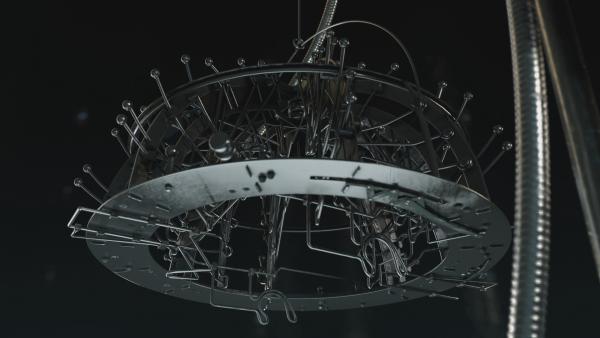 Bild 1 von 2: Die an einem hölzernen Arm hängende Metallkuppel kann auf den Kopf eines Probanden abgesenkt werden. Das Gerät wurde in den 1930er Jahren zur Messung der Intelligenz verwendet.