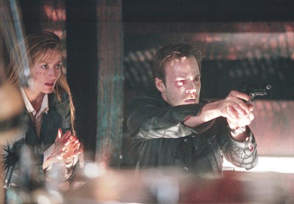 Bild 1 von 3: Detektive Mike Reilly (Stephen Dorff) und Gerichtsmedizinerin Terry Huston (Natascha McElhone) begeben sich gemeinsam auf die Jagd nach einem mysteriösen Internet-Mörder, der junge Frauen durch Folter umbringt.
