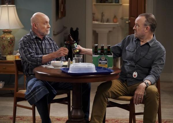 Bild 1 von 15: Harry (Hector Elizondo, l.); Spencer (Jim Beaver, r.)