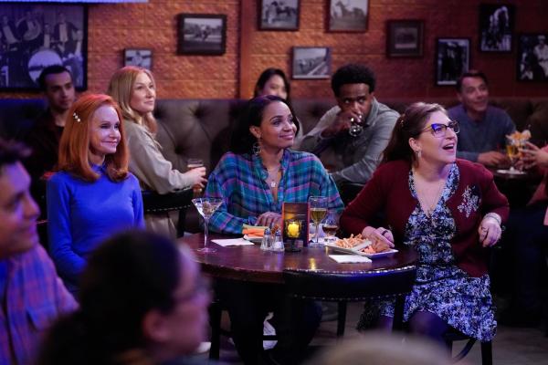 Bild 1 von 15: (v.l.n.r.) Sheila (Swoosie Kurtz); Randi (Kyla Pratt); Kat (Mayim Bialik)