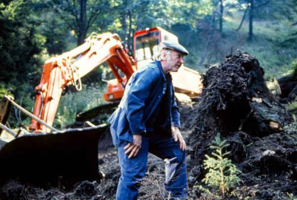 Bild 1 von 3: Im Bild: Verbittert beobachtet Vinzenz Kerschbaumer (Karl Merkatz) die Bauarbeiten für die Skipiste.