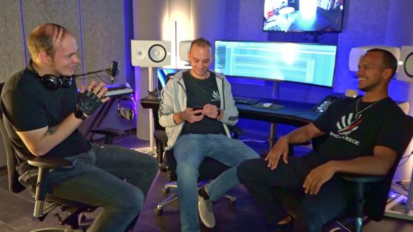 Bild 1 von 3: Hobby-Rapper Dominik (li.) hat sich vor ein paar Monaten mit einem professionellen Tonstudio zusammengetan.