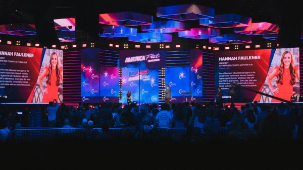 Bild 1 von 7: Hannah Faulkner erhält auf dem AmericaFest den Patriotenpreis für die Organisation einer Anti-Trans-Veranstaltung.