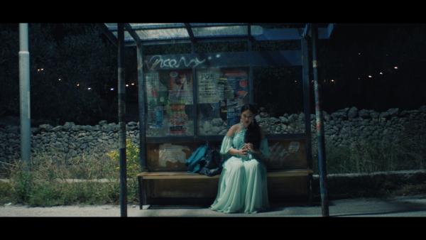 Bild 1 von 5: Ruja Ignatova (Nilam Farooq) wartet auf Frank an einer Bushaltestelle in Sozopol.