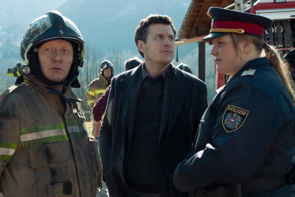 Bild 1 von 8: (v.li.): Simon Schwarz (Andreas Moser), Manuel Rubey (Martin Merana), Stefanie Reinsperger (Franziska Heilmayr).