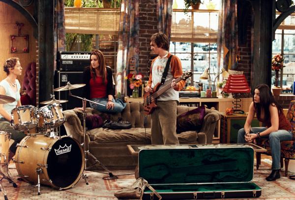 Bild 1 von 6: Dharma und Greg sind bei dem Ehepaar Kincaid, einem wichtigen Klienten von Montgomery Industries, zum Essen eingeladen. Dort verhält sich Dharma leider etwas ungeschickt, da sie die Tochter des Hauses, Kelly, ermutigt, ruhig das zu tun, was sie will. Kelly hat nämlich gerade das College geschmissen, um in einer Band zu spielen. Um den Ganzen noch die Krone aufzusetzen, steigt Dharma selbst als Schlagzeugerin mit ein! Den Kincaids und auch Greg missfällt dies sehr â?¦