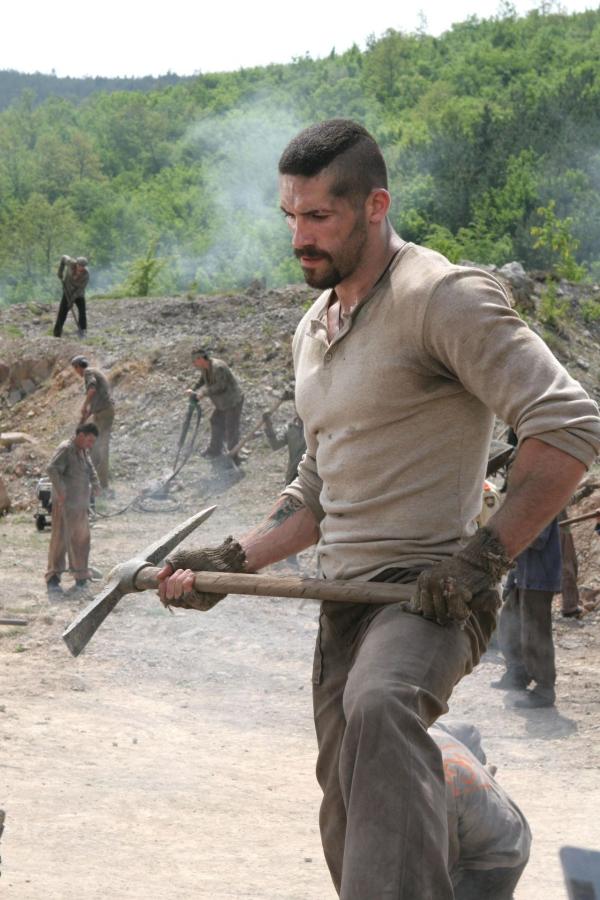 Bild 1 von 15: Wird zu Arbeiten im Steinbruch verdonnert, damit er keine Chancen auf einen Sieg im Knastfight-Wettbewerb hat: Uri Boyka (Scott Adkins) ...