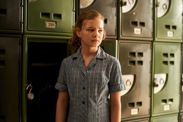 Bild 1 von 8: Hannahs (Evie MacDonald) Neustart an der High School läuft nicht wie erhofft. Immer wieder sieht sie sich der Situation ausgesetzt, dass ihre Identität als Transgender-Mädchen gegen ihren Willen offenbart wird.© ZDF/ian routledge - Honorarfreie Verwendung gemäß AGB im redaktionellen Zusammenhang mit genannter Sendung bei Nennung \