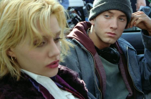 Bild 1 von 18: Jimmy (Eminem, r.) steht tagsüber an der Stanzmaschine in einer Automobilfabrik, wo er häufig Ärger mit seinem Vorgesetzten bekommt. Hier lernt er auch die hübsche Alex (Brittany Murphy, l.) kennen, mit der er ein Verhältnis beginnt.