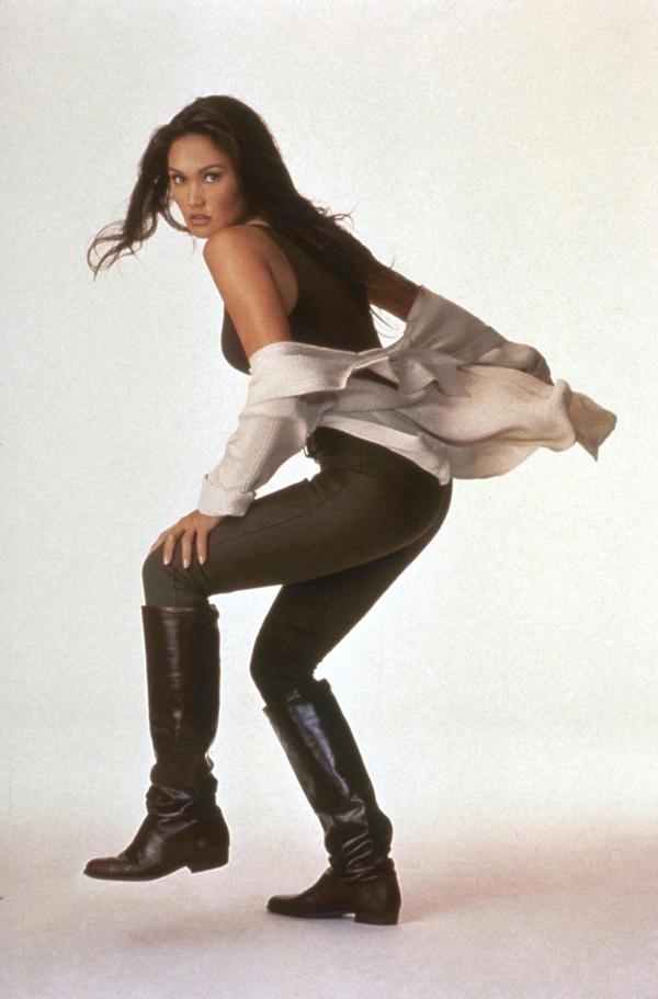 Bild 1 von 18: Die attraktive Sydney Fox (Tia Carrere) ist Professorin für Kunstgeschichte an der Universität von Toronto. Aufgrund ihrer oft recht unorthodoxen Vorgehensweise bei der Suche nach verschollenen Artefakten aller Art hat sie mit ihrem Team meist abenteuerliche Missionen zu meistern.