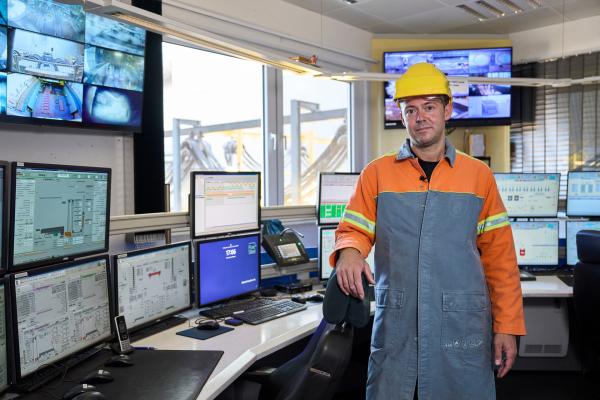 Bild 1 von 3: Stefan Hahn an seinem neuen Arbeitsplatz in der elektronischen Steuerung auf der Dillinger Hütte.