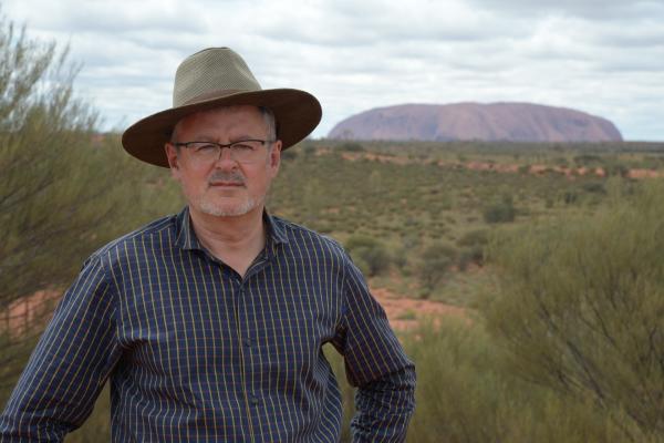 Bild 1 von 4: Sir Christopher Clark beim heiligen Berg Uluru.