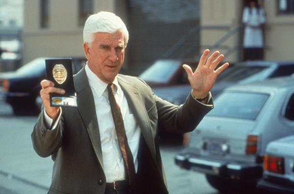 Bild 1 von 8: Wo Frank Drebin (Leslie Nielsen) auftaucht, regiert das Chaos ...