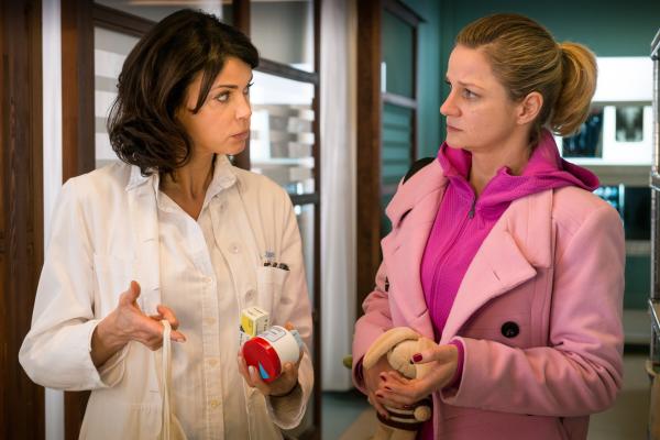 Bild 1 von 9: Jasmin (Gerit Kling, l.) versucht herauszufinden, was den Zustand ihrer Patientin hervorgerufen hat und hat sich von deren Mutter (Konstanze Dutzi, r.) alle Medikamente mitbringen lassen, die sie eventuell eingenommen haben könnte.