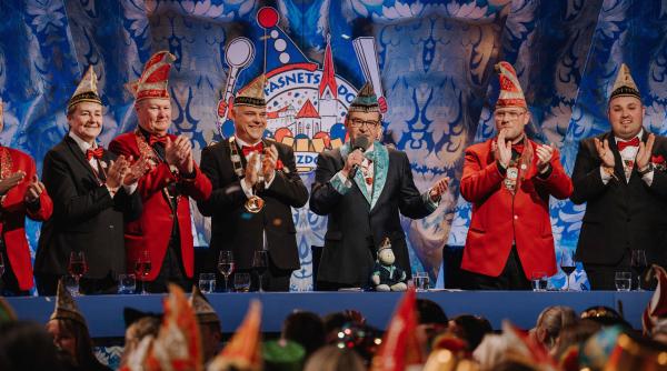 Bild 1 von 2: Moderator und Sitzungspräsident Michael Gutwein (4.v.l.) moderiert auf der Schwäbische Fasnet aus Donzdorf.