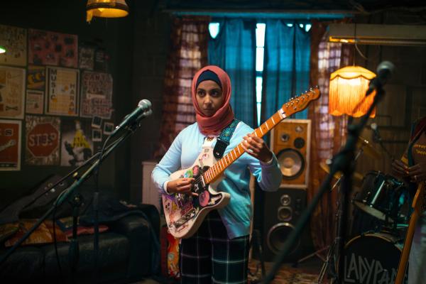 Bild 1 von 3: Amina (Anjana Vasan) fasst all ihren Mut, um der Band \