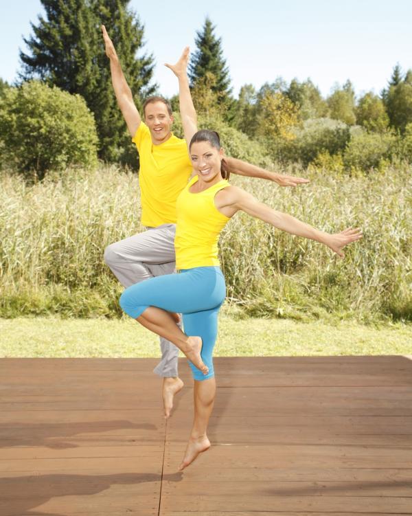 Bild 1 von 9: Das Ziel ist es, Wege aus dem alltäglichen Stress und der Anspannung zu finden und Schmerzen gar nicht erst aufkommen zu lassen. Diese Übungen kann man keicht in den Alltag einfügen - sei es im Büro, zu Hause oder auf Reisen. Johanna Fellner gibt Training-Tipps.