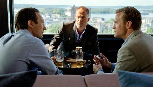 Bild 1 von 5: Adam Veile (Simon J. Berger, l.), Henrik Kranz (Tobias Santelmann, r.) und Jeppe Schøitt (Jon Øigarden, M.) stehen zu ihrem Wort. Sie überlegen, wie der Bankrott des gemeinsamen Freundes abgewendet werden kann.